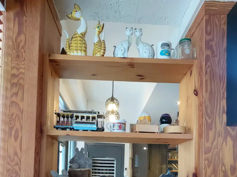 카페 내부 선반에 놓인 아기자기한 소품들