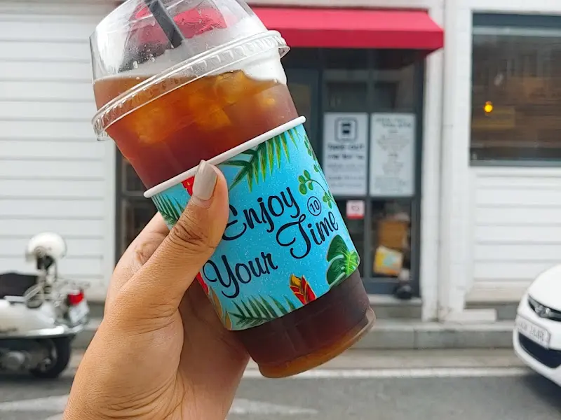 카페에서 제공하는 음료 컵홀더 디자인