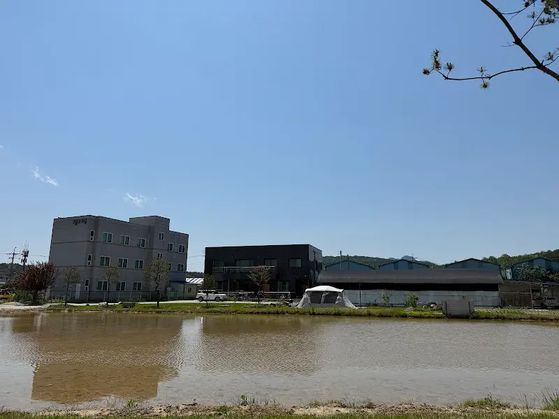 석우화로 앞 연못