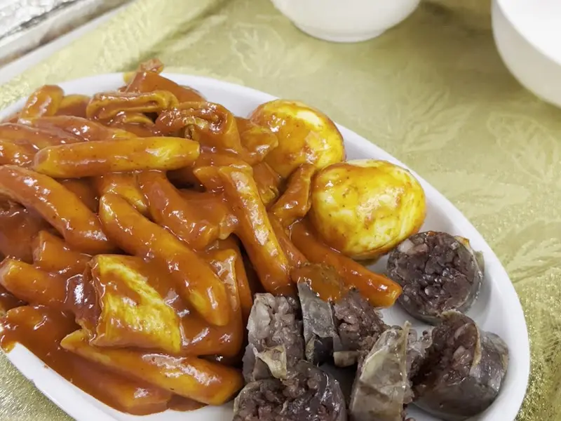 떡볶이, 순대, 계란의 조화