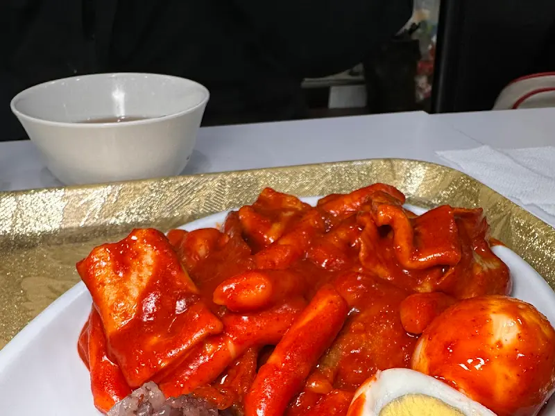 떡볶이, 계란, 순대의 환상적인 조합