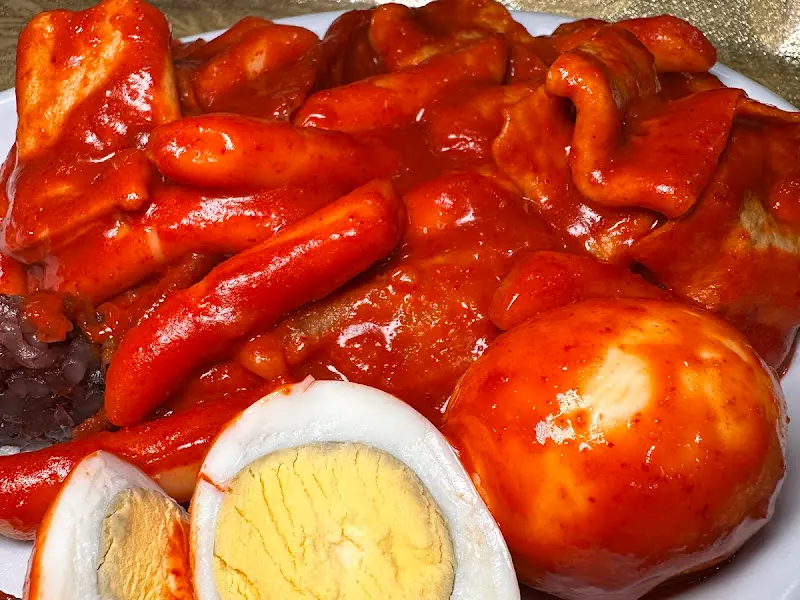 떡볶이, 순대, 계란의 완벽한 조화