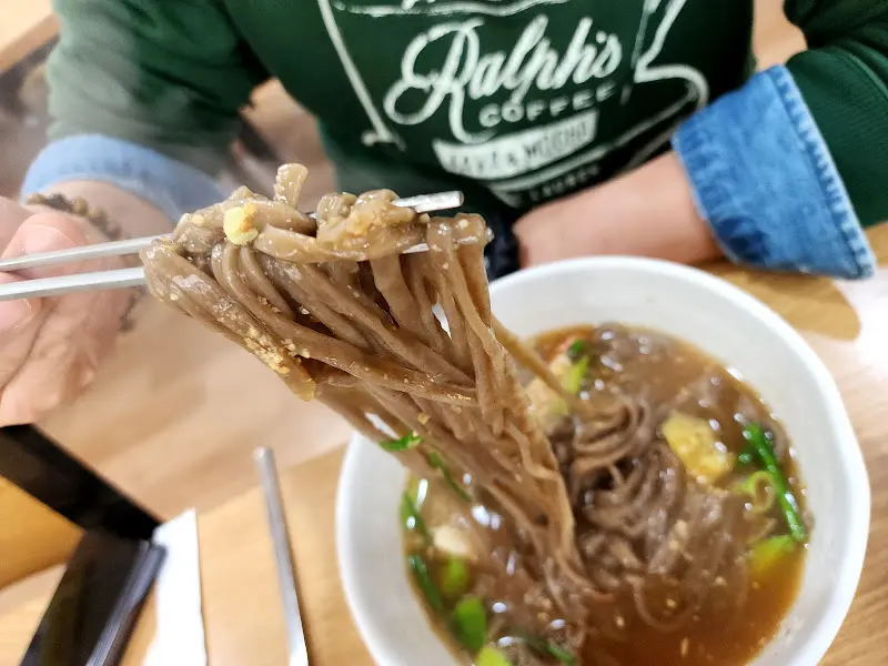 젓가락으로 면을 들어올리는 모습