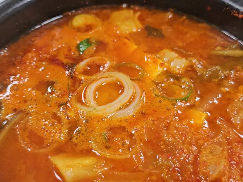 뚝배기에 담겨 보글보글 끓고 있는 소망식당의 찌개