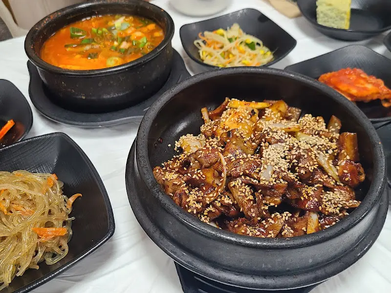 소망식당의 뚝배기 주물럭과 다양한 반찬들