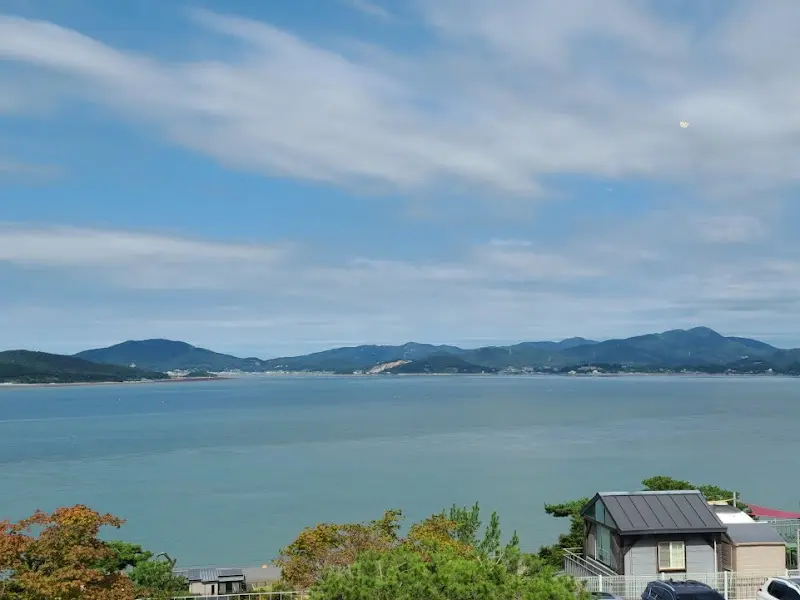 맑은 날씨에 더욱 빛나는 거제 바다