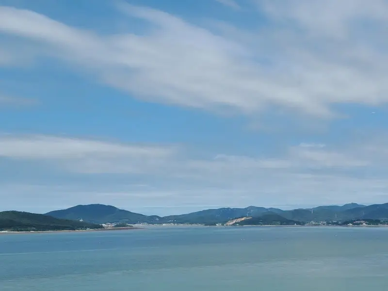 푸른 바다를 배경으로 즐기는 족욕