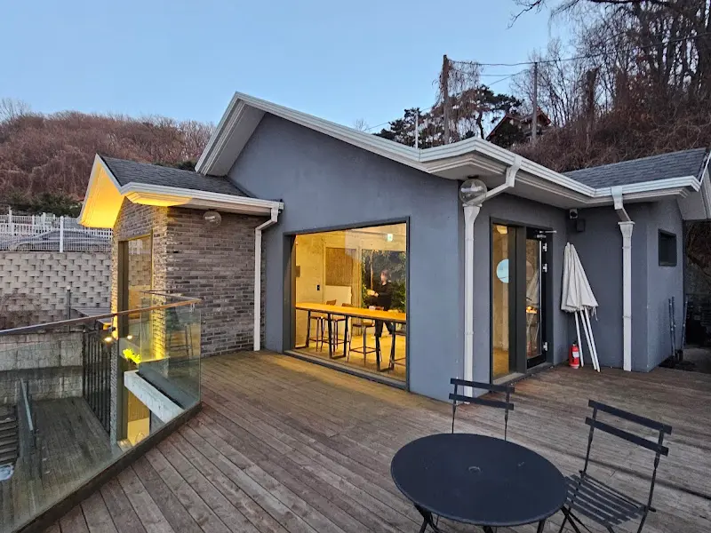 아늑하게 꾸며진 테라스 공간