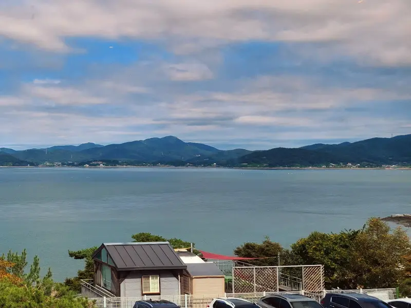 카페에서 바라본 또 다른 각도의 바다 풍경