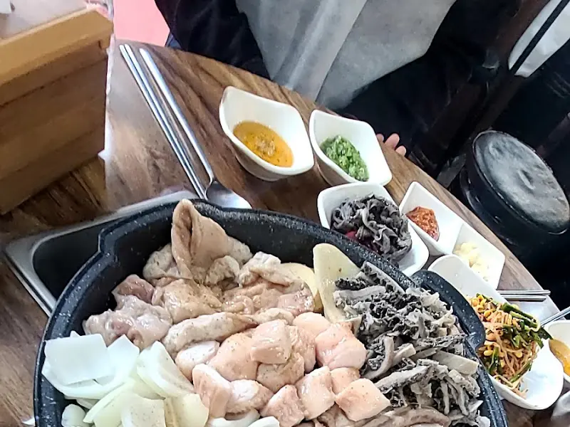 곱창과 함께 제공되는 다양한 소스