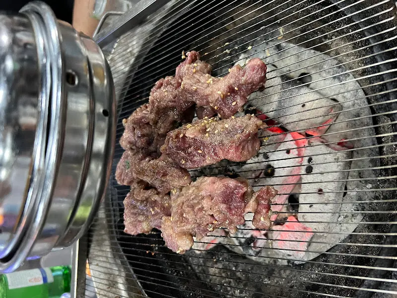 숯불 위 양념 소갈비살