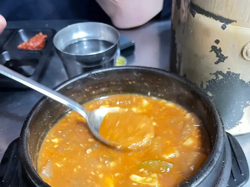 청국장 떠먹는 모습