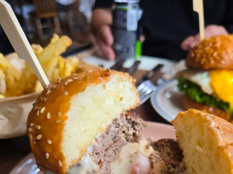 새우폭탄버거와 감자튀김