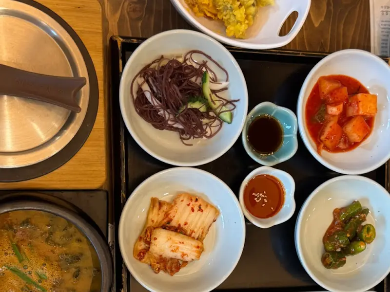 이로정 상차림 전체 샷