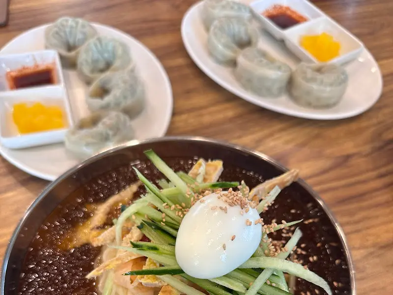 물밀면과 만두 한 상 차림