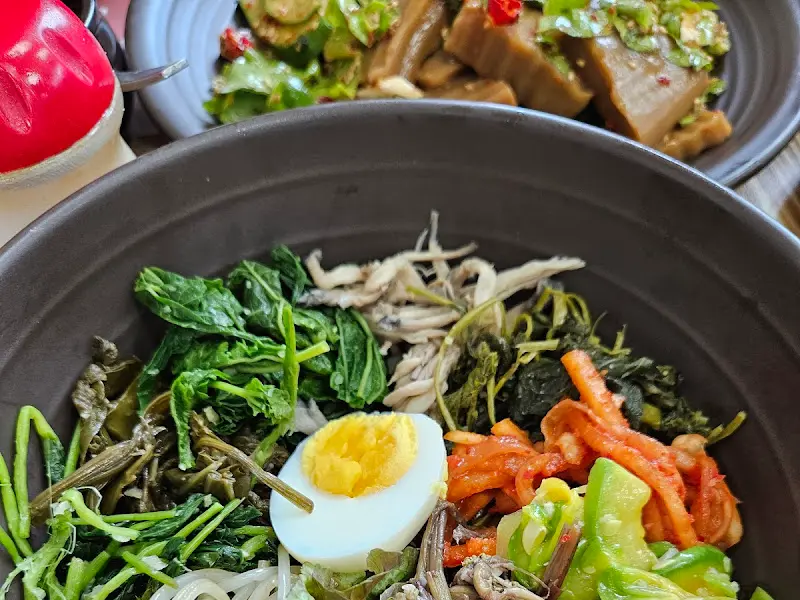 다채로운 색감의 산채비빔밥과 도토리묵