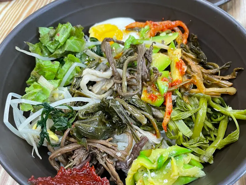 싱싱한 나물들이 가득 담긴 산채비빔밥