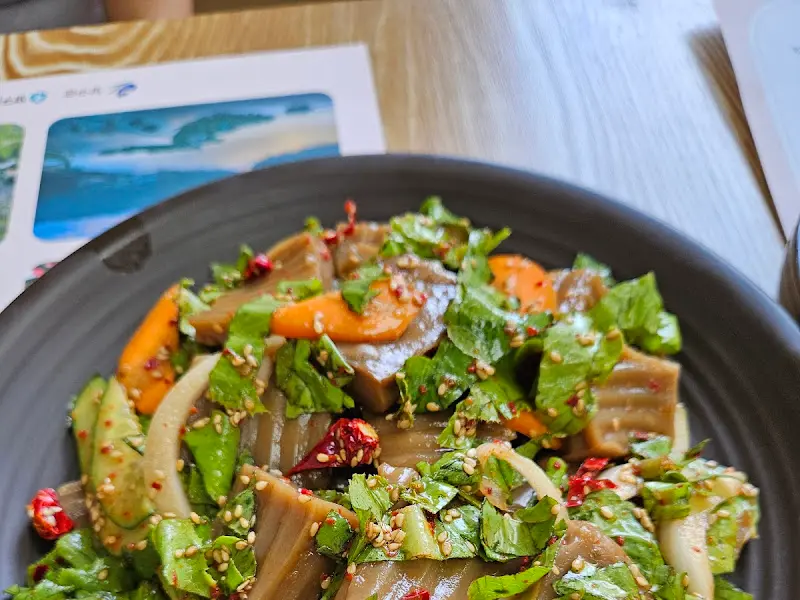 향긋한 채소가 듬뿍 들어간 도토리묵