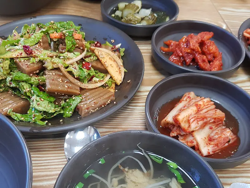 정갈하게 차려진 반찬들