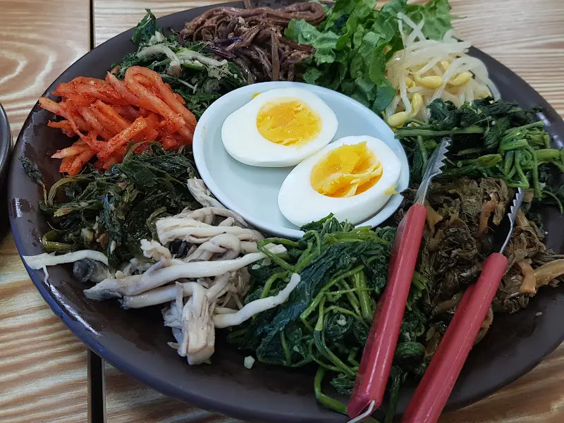 다양한 나물이 조화롭게 담긴 산채비빔밥