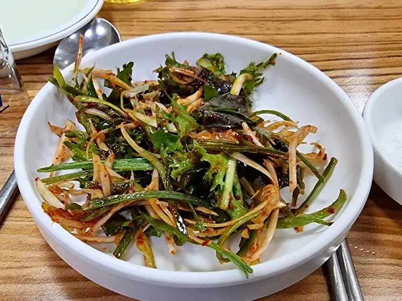 싱싱한 쌈 채소와 밑반찬