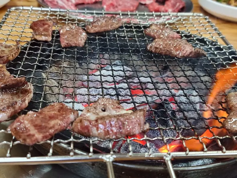 숯불 위에서 익어가는 갈비살