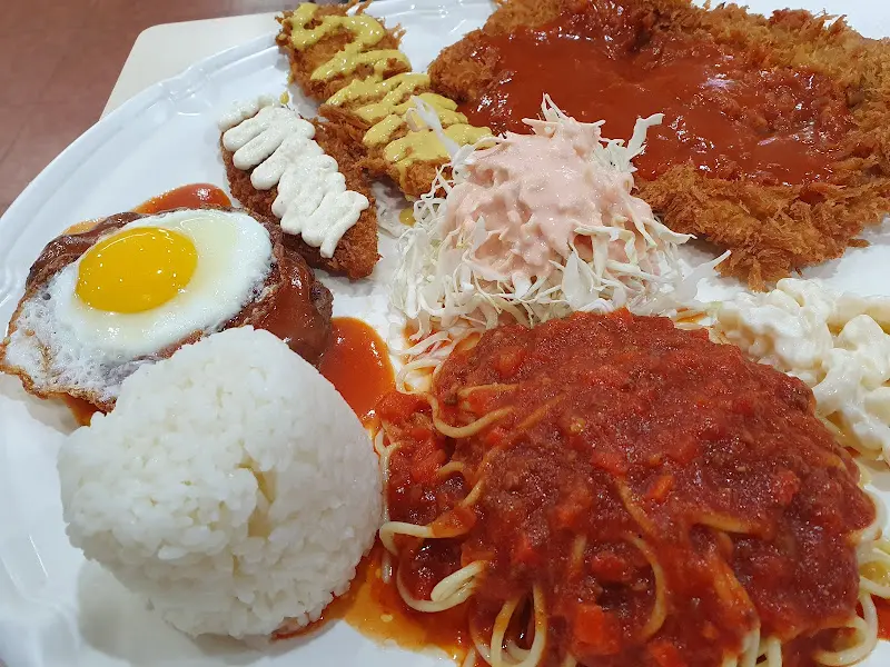 함박스테이크와 반숙 계란