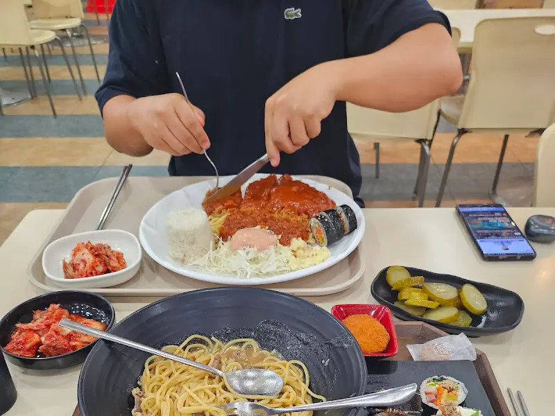 돈까스 자르는 모습