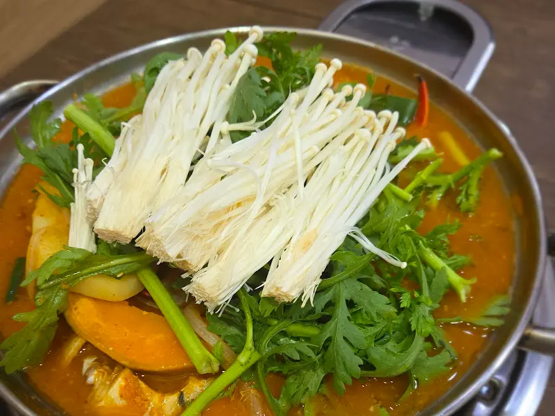 꽃게탕 속 팽이버섯과 야채