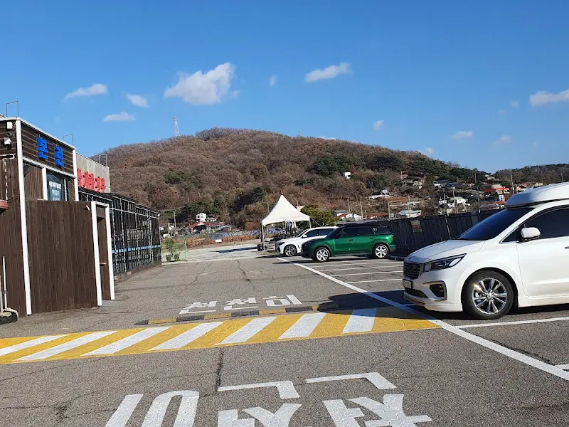 넓은 주차장의 모습