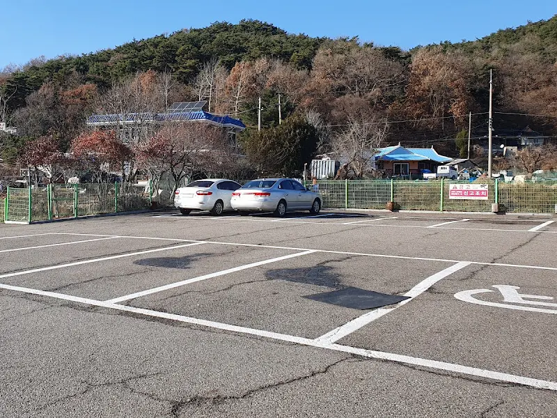 조조 식당 넓은 주차장