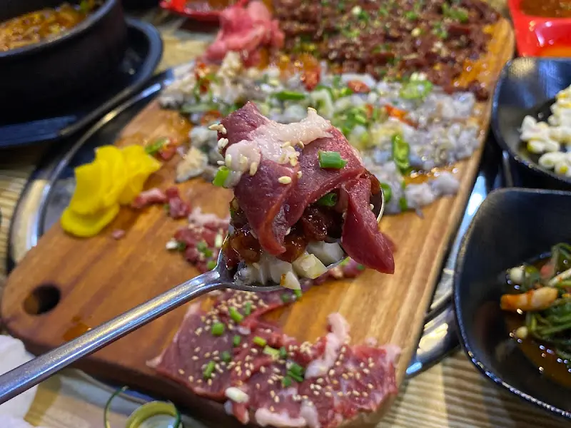 생차돌, 육회, 해산물의 환상적인 만남