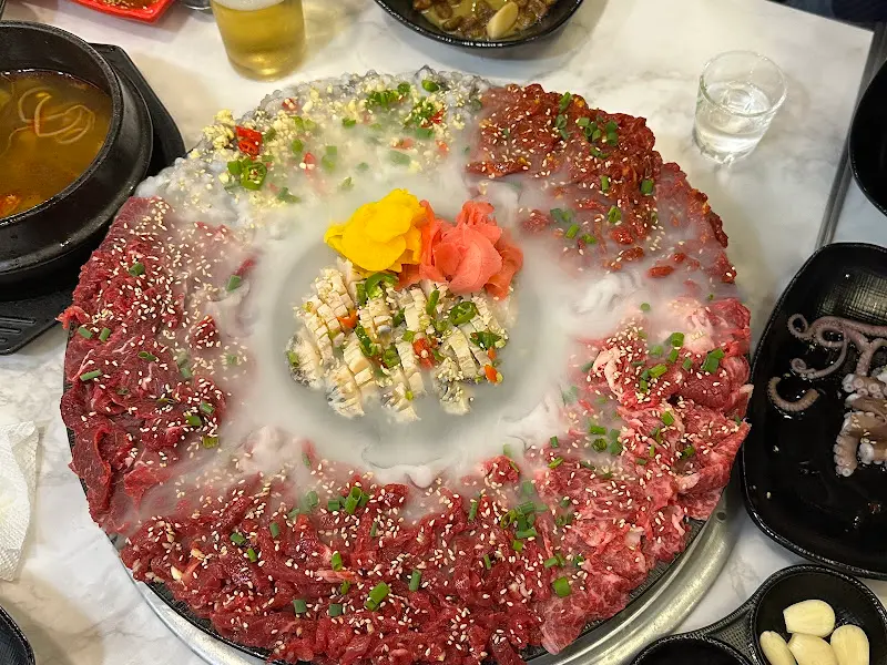 드라이아이스 효과가 더해진 우아한삼합