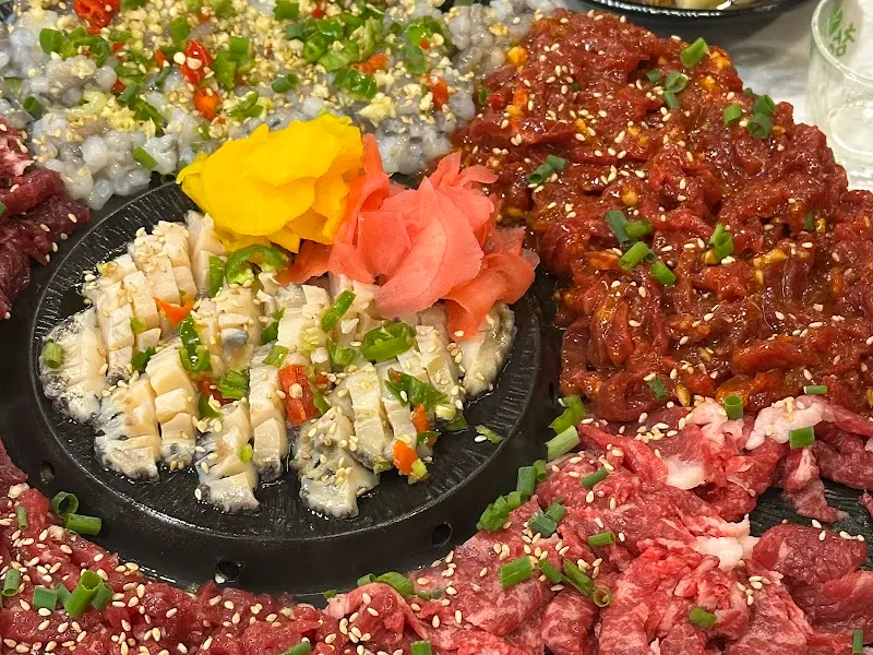 해산물, 육회, 생차돌의 디테일 샷