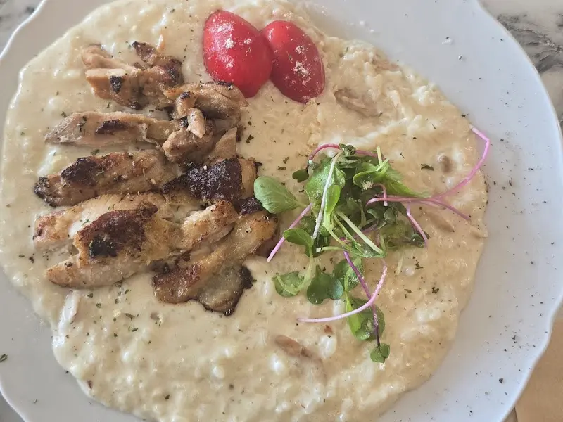 크림 소스가 듬뿍 올라간 파스타