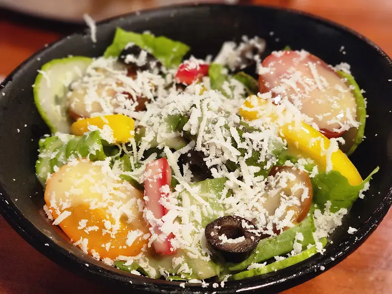 신선한 채소가 가득한 샐러드