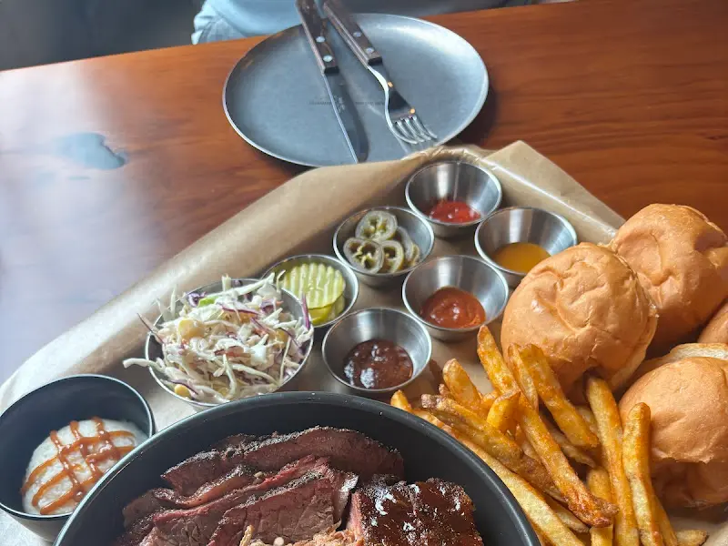 플래터의 다채로운 사이드 메뉴 구성