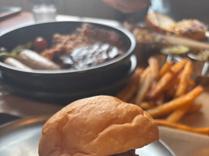 고기와 빵을 함께 즐기는 모습