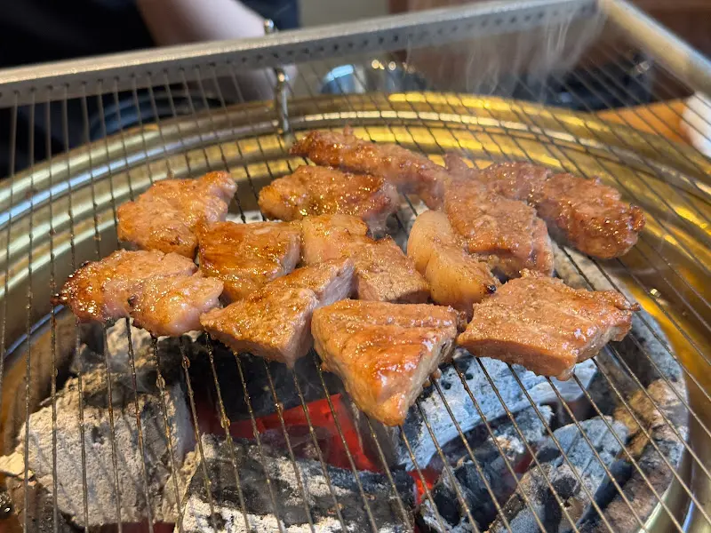 숯불 위에서 익어가는 돼지갈비