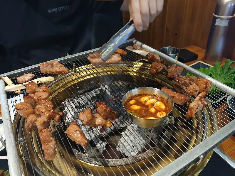 숯불 위에 구워지는 돼지갈비와 멸젓