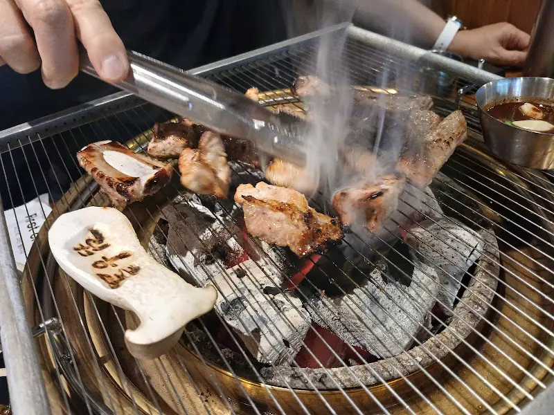 연기와 함께 익어가는 돼지갈비