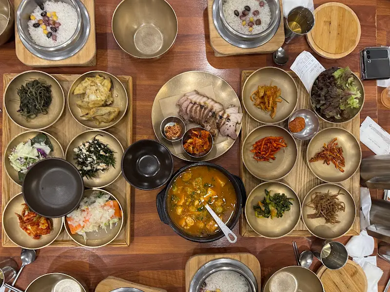 갓 지은 솥밥과 된장찌개가 차려진 한 상 차림