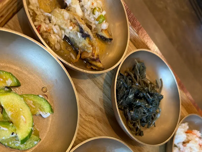 놋그릇에 담긴 정갈한 반찬들의 모습