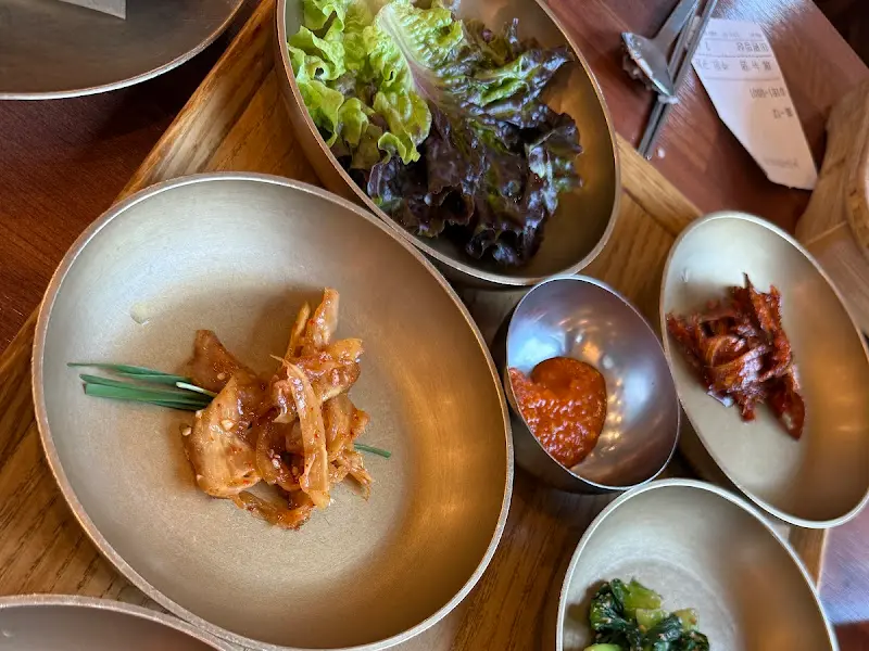 수육, 샐러드 등 다양한 반찬들의 모습