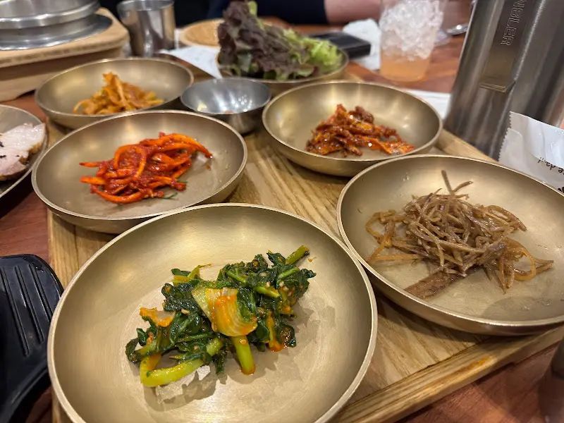 다양한 반찬들의 근접 사진