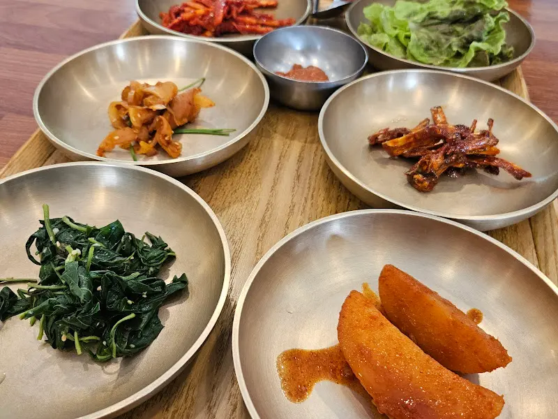 정갈하게 담긴 반찬들의 모습