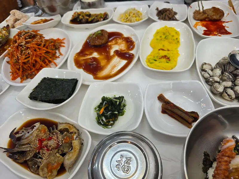 테이블 가득찬 꼬막 요리