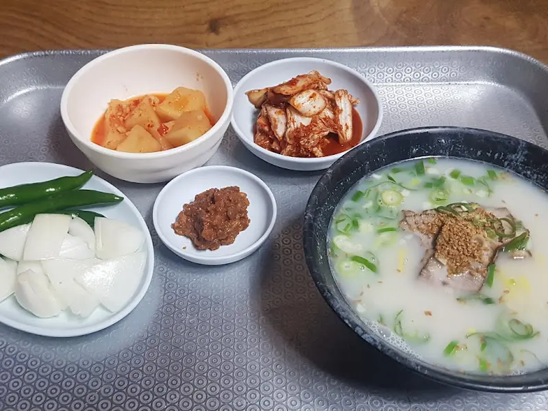 수월식당 고기국수와 반찬