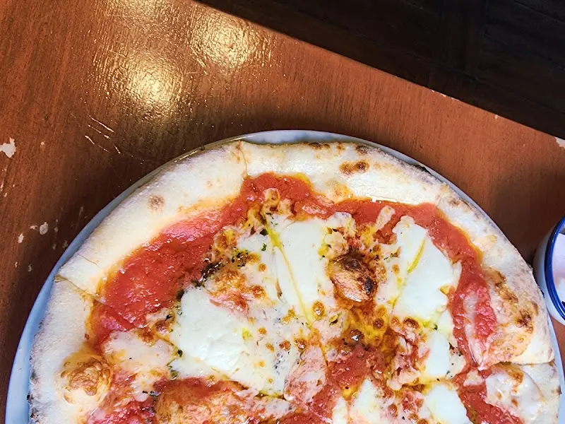 갓 구워져 나온 따끈한 마르게리따 피자의 모습