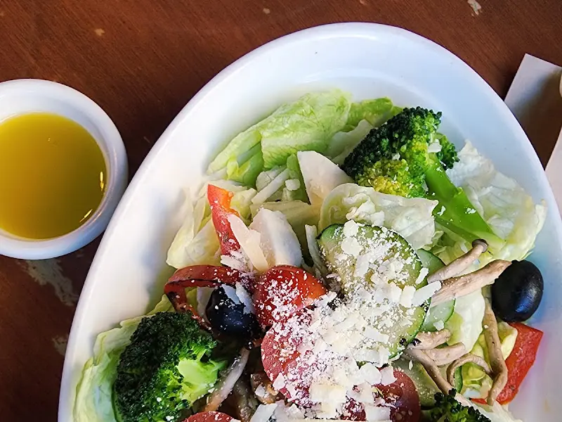 신선한 야채와 닭가슴살이 조화롭게 어우러진 샐러드